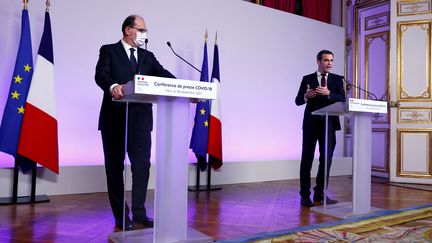 Le Premier ministre Jean Castex&nbsp;et&nbsp;le ministre de la Santé Olivier Véran, le 6 décembre 2021, lors d'une conférence de presse à Matignon, à Paris. (THOMAS SAMSON / AFP)