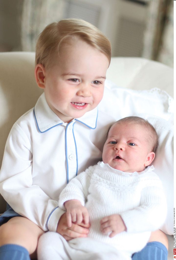 Le prince George tient dans ses bras la princesse Charlotte, le 6 juin 2015, &agrave; Amner Hall. (DUCHESS OF CAMBRIDGE/AP/SIPA / AP)