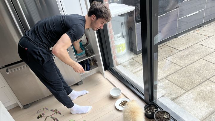 Guillaume Cizeron est en train de nourrir son chien "Simba" dans sa maison, dans un quartier paisible, et excentré du centre-ville de Montréal. (QUENTIN RAMELET / FRANCEINFO: SPORT)