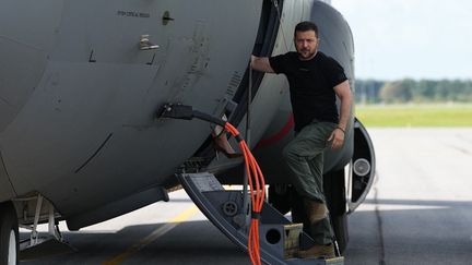 Le président ukrainien Volodymyr Zelensky à son arrivée à la base aérienne de Skrydstrup, au Danemark, le 20 août 2023. (MADS CLAUS RASMUSSEN / RITZAU SCANPIX / AFP)