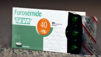 Des comprim&eacute;s de zopiclone 7,5 mg, un hypnotique utilis&eacute; pour traiter l'insomnie, ont &eacute;t&eacute; conditionn&eacute;s dans des emballages de Furos&eacute;mide 40 mg, un diur&eacute;tique. (LIONEL BONAVENTURE / AFP)