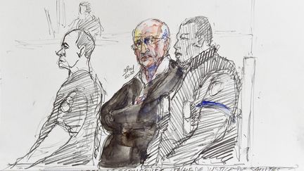 Un croquis illustre le chirurgien français Joël Le Scouarnec assistant à son procès pour le viol et les sévices sexuels de quatre enfants au palais de justice de Saintes (Charente-Maritime), le 13 mars 2020. (BENOIT PEYRUCQ / AFP)