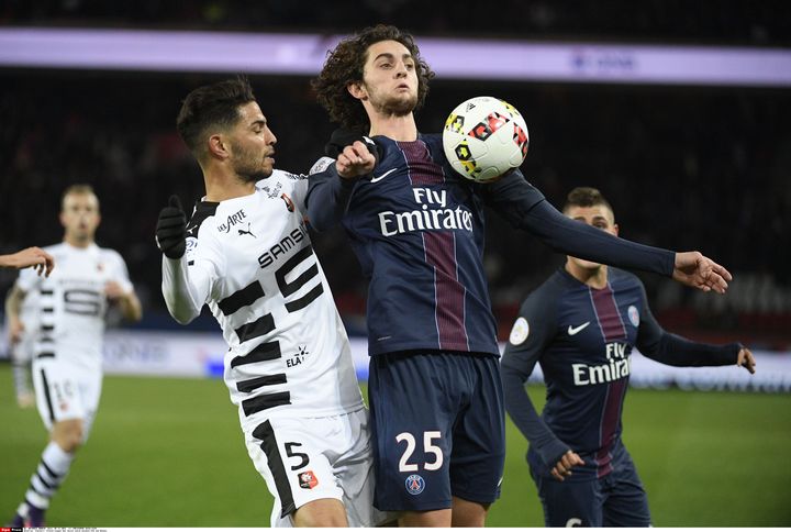 Le joueur du PSG Adrien Rabiot lors d'un match au Parc des Princes face à Rennes, le 6 novembre 2016. (CHRISTOPHE SAIDI/SIPA)