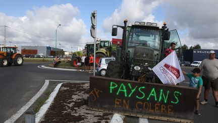 Des agriculteurs du Gers dressent des barrages filtrants sur les ronds-points d'acc&egrave;s de Marciac, le 28 juillet 2015. (  MAXPPP)