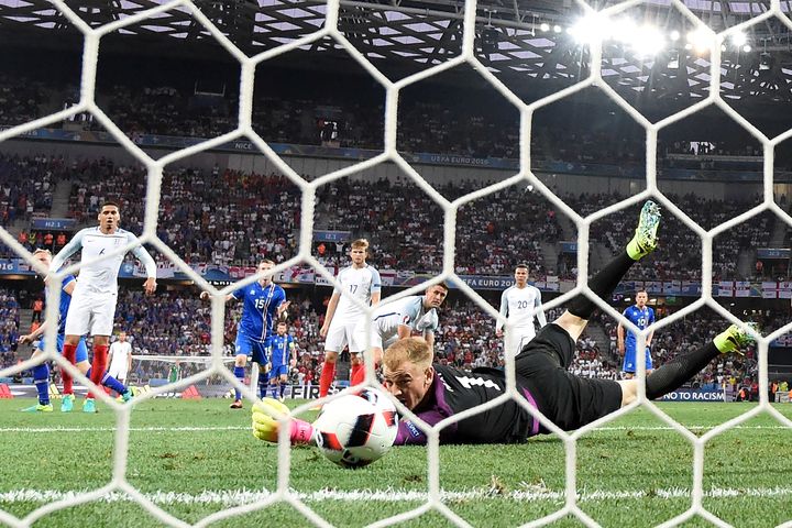 Le gardien anglais, Joe Hart, regarde le ballon filer dans son but, le 27 juin 2016 à Nice (Alpes-Maritimes). (PAUL ELLIS / AFP)