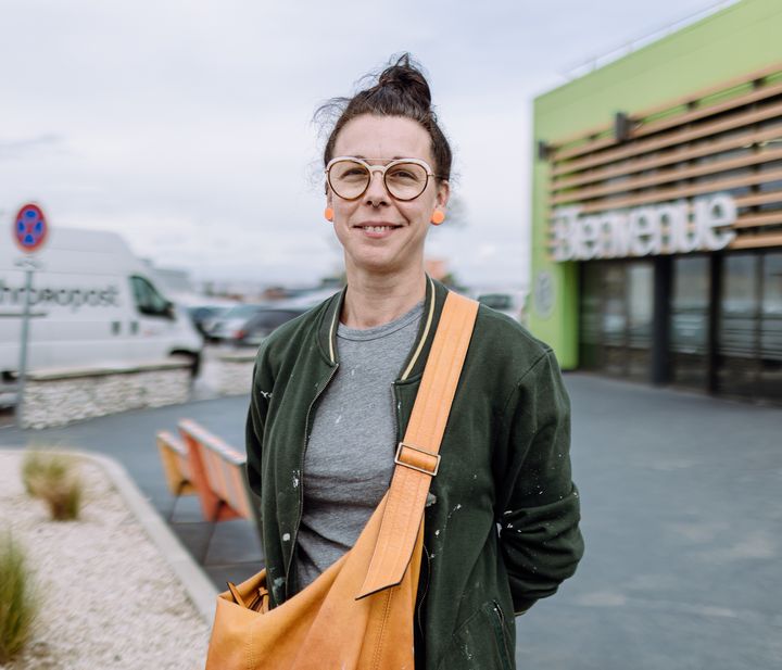 Camille pose à Châteauneuf-les-Martigues (Bouches-du-Rhône), le 7 avril 2022. (PIERRE MOREL / FRANCEINFO)