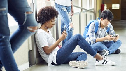 Les réseaux sociaux, un danger avéré  pour les enfants et les ados (photo d'illustration). (FREDERIC CIROU / MAXPPP)