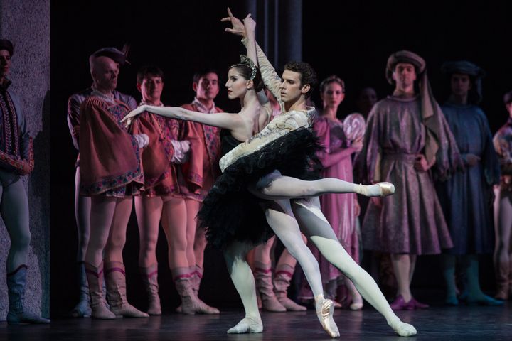 Héloïse Bourdon en cygne noir 
 (Ann Ray/Opéra national de Paris)