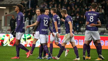 Les joueurs du TFC après un but face à Rodez, le 13 décembre 2021 au Stadium de Toulouse. (FREDERIC SCHEIBER / AFP)