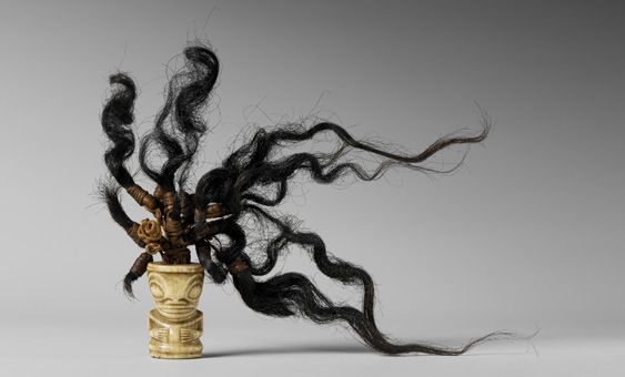 Ornement de tête des îles Marquises, os, cheveux et fibres végétales
 (musée du quai Branly, photo Patrick Gries, Valérie Torre)