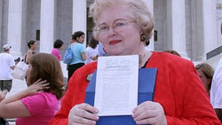 Manifestation devant la Cour suprême des Etats-Unis à Washington le 27 juin 2005 (AFP - Karen BLEIER)