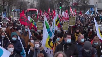 Covid-19 : les syndicats appellent à la grève dans les écoles (FRANCEINFO)