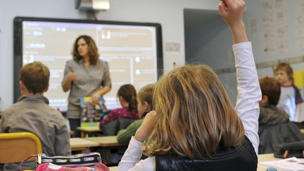 Photo d'illustration d'une enseignante dans une classe. (PHILIPPE HUGUEN / AFP)