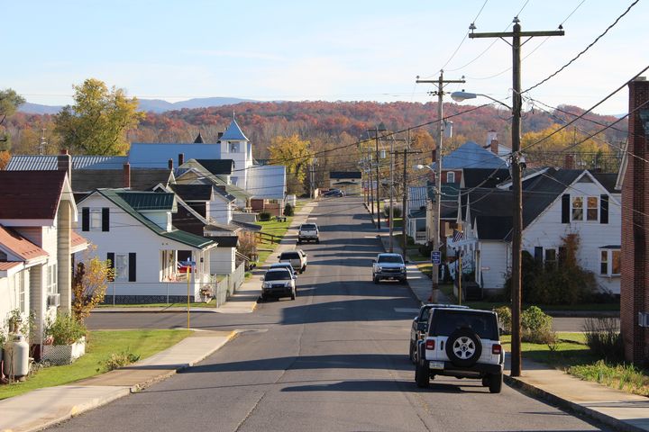 La ville de Petersburg dans le comté de Grant, en Virginie-Occidentale (Etats-Unis), le 8&nbsp;novembre&nbsp;2020. (ROBIN PRUDENT / FRANCEINFO)