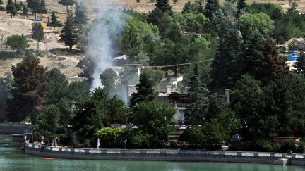 L'h&ocirc;tel Spozhmai, sur les rives du lac Qargha pr&egrave;s de Kaboul (Afghanistan), apr&egrave;s l'attaque des talibans, le&nbsp;22 juin 2012. (MASSOUD HOSSAINI / AFP)