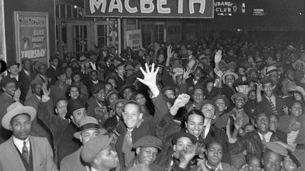 Paul Robeson devient conseiller juridique où travaillent uniquement des avocats blancs. Là aussi une première. Mais très vite, il choisit définitivement une carrière artistique comme chanteur et acteur de cinéma et de théâtre. Il rejoint alors La Renaissance de Harlem, un mouvement culturel afro-américain de l'Entre-deux-guerres.
 (Domaine Public)