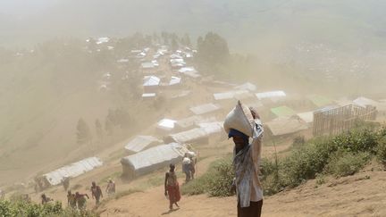 Des mineurs&nbsp;travaillent près de Rubaya, dans l'est de la République démocratique du Congo, le 28 mai 2013. (JUNIOR D. KANNAH / AFP)