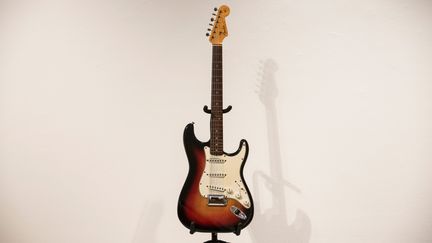 La Fender Stratocaster de Bob Dylan, expos&eacute;e avant les ench&egrave;res, chez Christie's, &agrave; New York, le 25 novembre 2013. (ANDREW BURTON / GETTY IMAGES NORTH AMERICA / AFP)