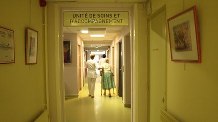 Une patiente de l'unit&eacute; de soins palliatifs de la clinique Saint-Roch est reconduite vers sa chambre, le 10 octobre 2012, &agrave; Cambrai (Pas-de-Calais). (ARIANE NICOLAS / FTVI)