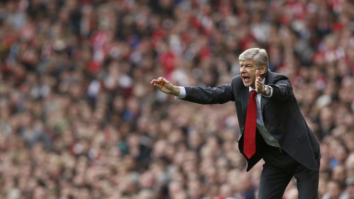 L'entra&icirc;neur des Gunners, Ars&egrave;ne Wenger, gesticule sur le bord du terrain lors d'un match Arsenal-Tottenham, &agrave; Londres (Royaume-Uni), le 31 octobre 2009. (EDDIE KEOGH / REUTERS)