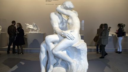 "Le Baiser" d'Auguste Rodin exposé au Grand Palais, à Paris, du 22 mars au 31 juillet 2017 (IAN LANGSDON / EPA)