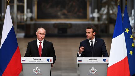 Vladimir Poutine et Emmanuel Macron, lors d'une conférence de presse, à Versailles le 29 mai 2017.&nbsp; (CHRISTOPHE ARCHAMBAULT / AFP)