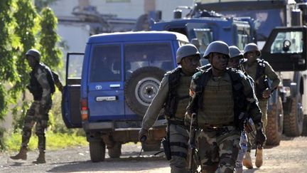 Des forces maliennes se déploient à Bamako, après l'attaque de l'hôtel Radisson, le 20 novembre 2015. (HABIBOU KOUYATE / AFP)