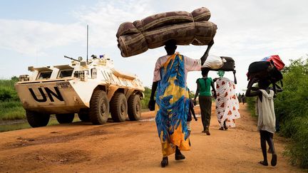 et les humanitaires, dont plusieurs ont payé de leur vie leur volonté de témoigner ou de porter secours. Les déplacements sont difficiles, faute de routes et d’infrastructures, si ce n’est en avion avec les casques bleus des Nations Unies et les quelques organisations humanitaires qui poursuivent leurs actions dans le pays. Moi, je suis passée par le Tchad et l’Ouganda. (Adriane Ohanesian )