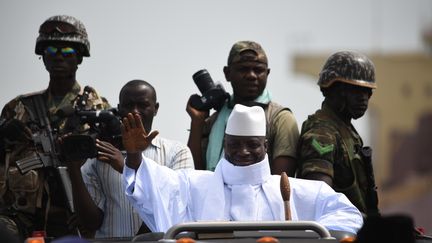 Le président gambien Yahya Jammeh arrive à Farafenni, à la frontière avec le Sénégal, le 16 mai 2016, lors de la campagne présidentielle.&nbsp; (BANGALY TOURE / CITIZENSIDE / AFP)