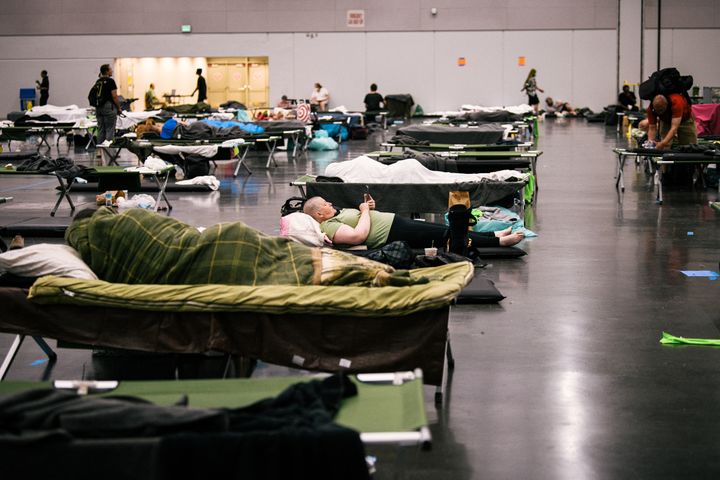 Des habitants de l'Oregon (Etats-Unis), dans un centre de rafraîchissement à Portland, le 28 juin 2021. (KATHRYN ELSESSER / AFP)