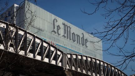 Le logo du "Monde" sur l'ancien siège&nbsp;du journal, à Paris, le 18 février 2019. (RICCARDO MILANI / HANS LUCAS / AFP)