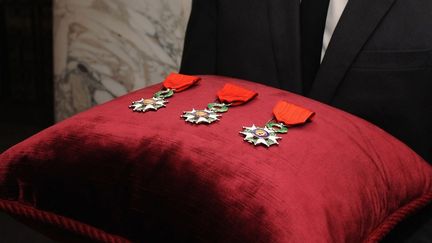 Des m&eacute;dailles de chevalier de la L&eacute;gion d'honneur, le 22 septembre 2014, &agrave; l'ambassade de France, &agrave; New York (Etats-Unis). (ANDREW TOTH / GETTY IMAGES NORTH AMERICA)