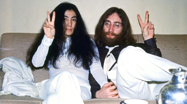 Yoko Ono et John Lennon en 1969, l'année de leur mariage et de l'enregistrement de l'album Abbey Road des Beatles. (LAWRENCE KIRSCH / MAXPPP)