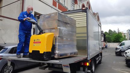 Gilles charge son camion pour aller livrer les hôpitaux de l'AP-HP en matériel médical, à Charenton-le-Pont (Val-de-Marne), le 30 avril 2020. (SOLENNE LE HEN / RADIO FRANCE)