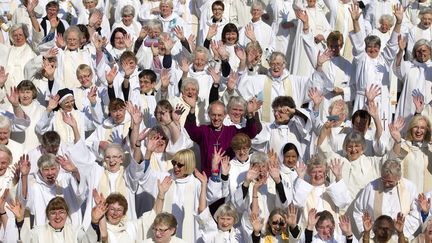 L'archev&ecirc;que de Canterbury, Justin Welby, pose avec des femmes pr&ecirc;tres, le 3 mai 2014 &agrave; la cath&eacute;drale Saint-Paul de Londres (Royaume-Uni). (JUSTIN TALLIS / AFP)