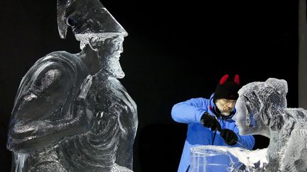 Un des 40 sculpteurs sur glace participant au festival de Zwolle (Pays-Bas), le 22 novembre 2011. (AFP)