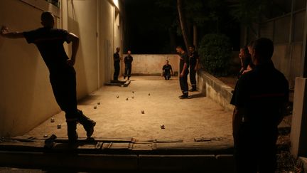 Des pompiers jouent à la pétanque vers 23h au centre de secours de Martigues, vendredi 28 juillet.&nbsp; (VALENTINE PASQUESOONE/FRANCEINFO)