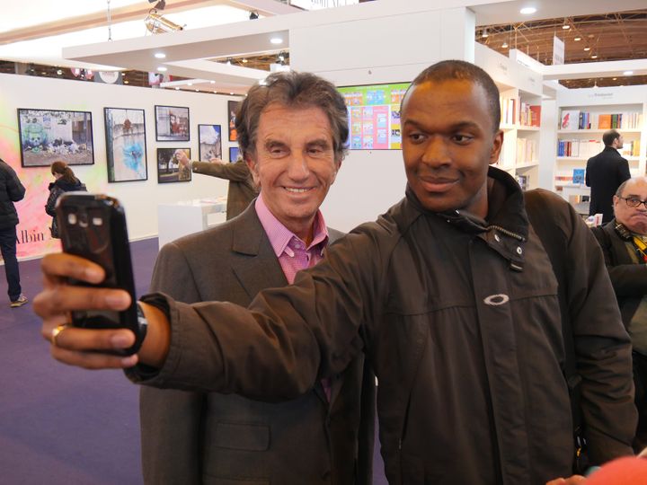 Jack Lang se plie avec gentillesse à l'exercice du selfie
 (Laurence Houot / Culturebox)