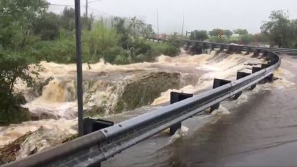 Une route est inondée à Hilo, sur l'île d'Hawaï (Etats-Unis), le 24 août 2018. (REUTERS)