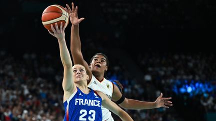 Marine Johannes inscrivant un panier face à l'Allemagne aux Jeux olympiques de Paris 2024, le 7 août 2024. (ARIS MESSINIS / AFP)