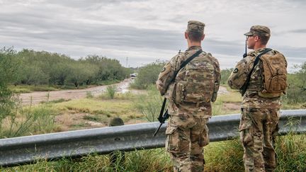 Des soldats américains à la frontière entre les Etats-Unis et le Mexique, à La Joya, au Texas, le 18 novembre 2021. (BRANDON BELL / GETTY IMAGES NORTH AMERICA / AFP)