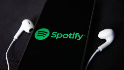 Le logo de l'application Spotify, sur un smartphone. (Image d'illustration) (JAKUB PORZYCKI / NURPHOTO / AFP)