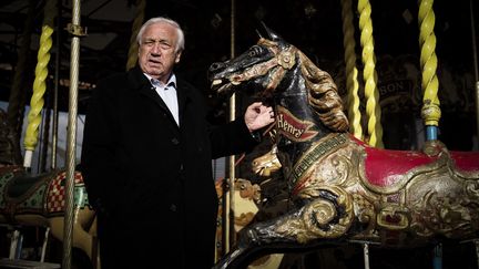 Le forain Marcel Campion devant l'un de ses carroussels, vendu aux enchères à&nbsp;Pontault-Combault (Seine-et-Marne), le 21 mars&nbsp;2018.&nbsp; (PHILIPPE LOPEZ / AFP)