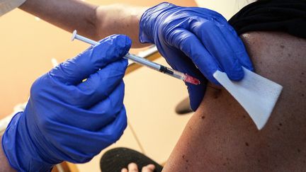 Un vaccin est administré à une infirmière de Chartres (Eure-et-Loir) le 9 janvier 2021. (JEAN-FRANCOIS MONIER / AFP)