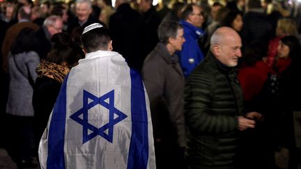 Un homme portant une kippa et se drapant dans le drapeau israélien, mardi 19 février 2019 à Lille (Nord) lors d'un rassemblement pour dénoncer l'antisémitisme. (FRANCOIS LO PRESTI / AFP)