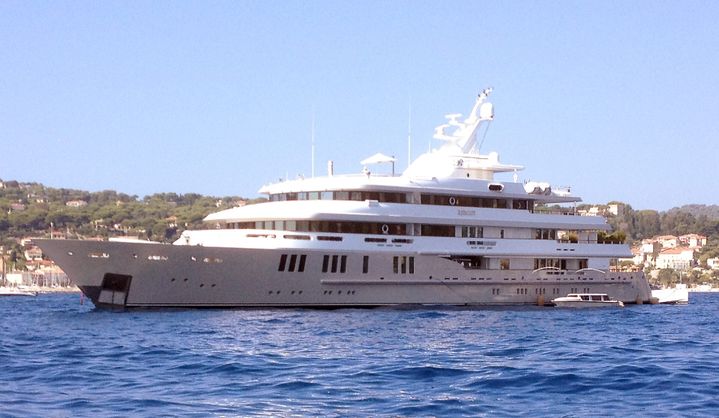 Le yacht de Bernard Tapie "Reborn" en baie de Beaulieu-sur-Mer le 29 août 2014. (MAXPPP)