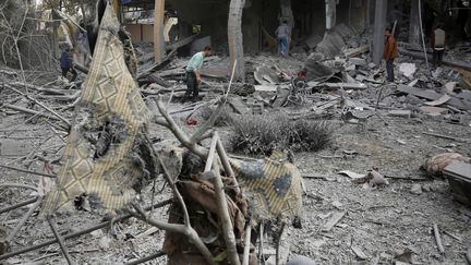 Un bâtiment lourdement endommagé après l'attaque israélienne contre un immeuble, dans le camp de réfugiés de Nuseirat, à Deir Al Balah (bande de Gaza), le 16 mars 2024. (ASHRAF AMRA / ANADOLU / AFP)