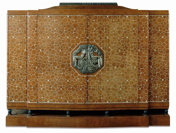 Bahut dit Meuble Elysée 1920  Jacques-Emile Ruhlmann (1879-1933) 
Marqueterie de loupe d'amboine vernie et ivoire sur bâti de chêne et tulipier, bronze argenté 
 (Mobilier National / photographe Philippe Sebert)