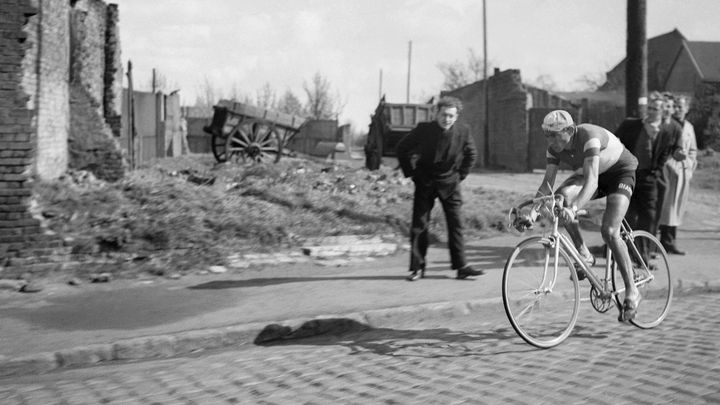 Le coureur italien Fausto Coppi lors du Paris-Roubaix, le 9 avril 1950.&nbsp; (AFP)