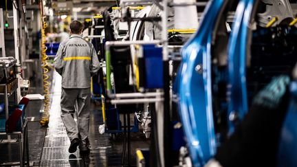 Un employé marche le long d'une chaîne de montage à l'usine Renault situé à Flins-sur-Seine, le 6 mai 2020 (photo d'illustration). (MARTIN BUREAU / AFP)